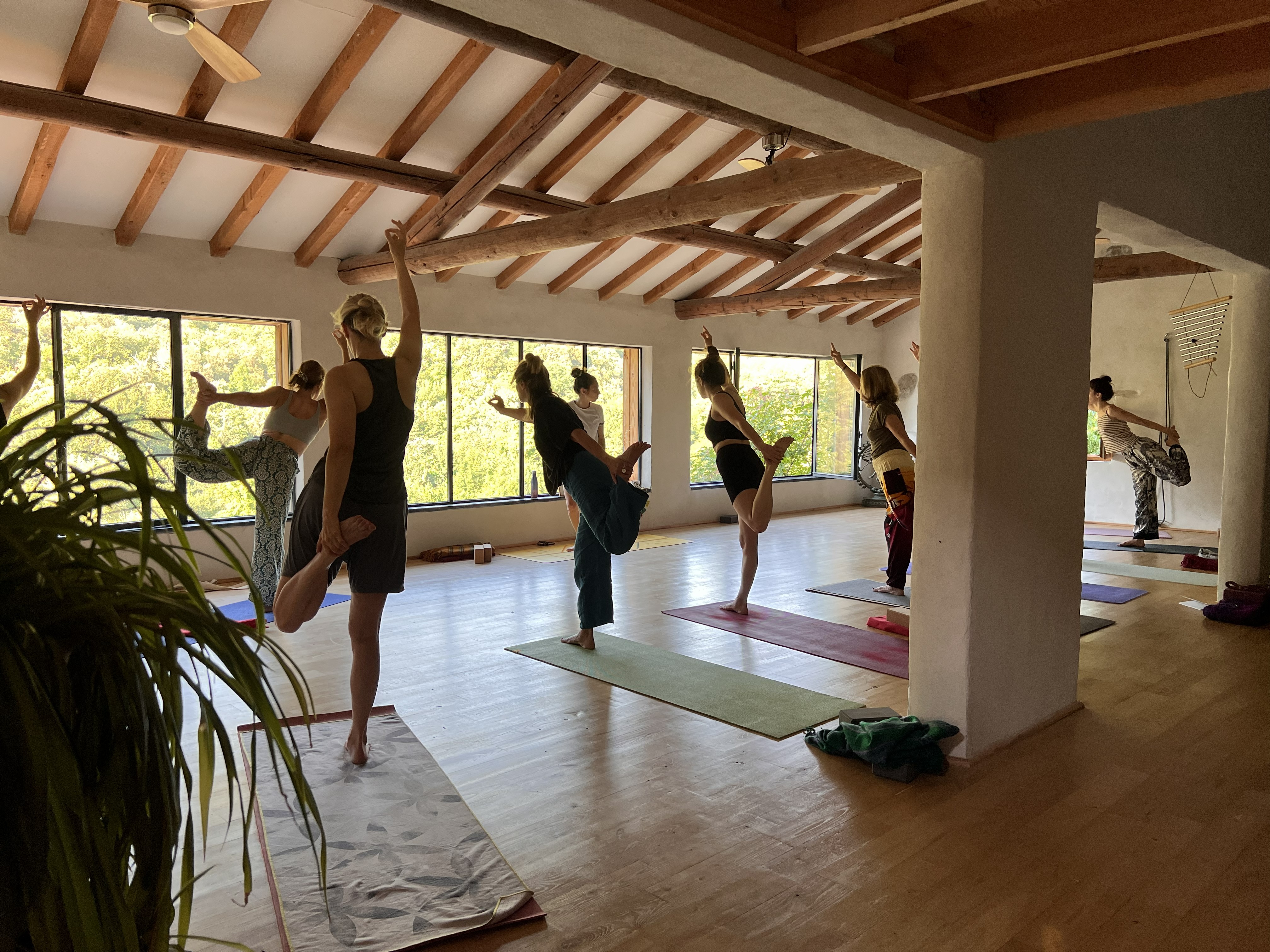 Séance de yoga dans la salle du Mas de Gentil