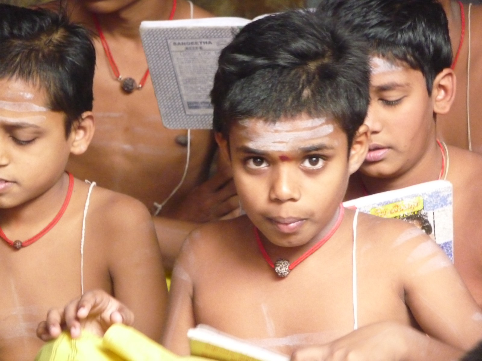 Jeunes brahmanes récitant les Védas, Inde du Sud