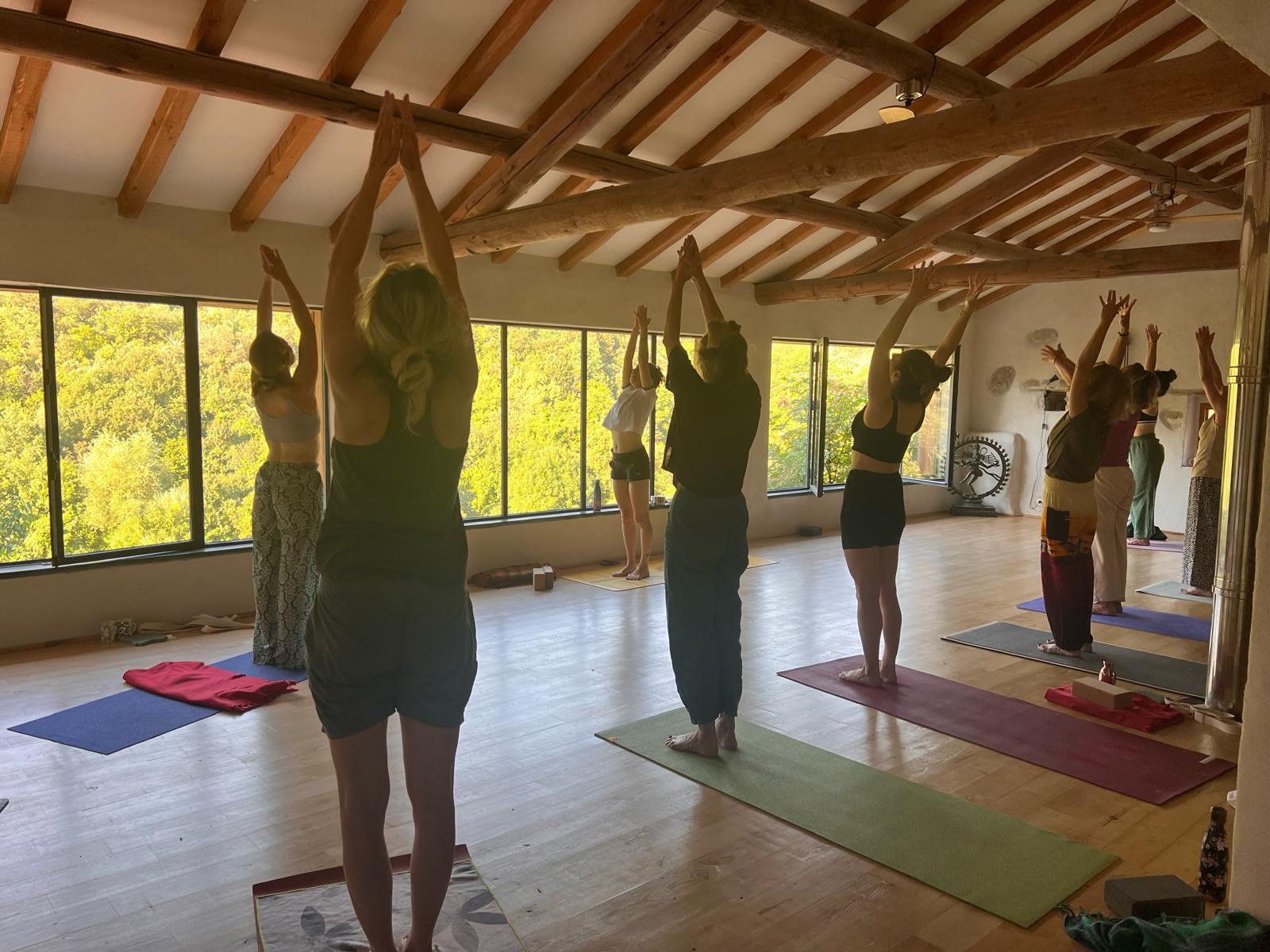 Pratique du yoga dans la salle du Mas de Gentil